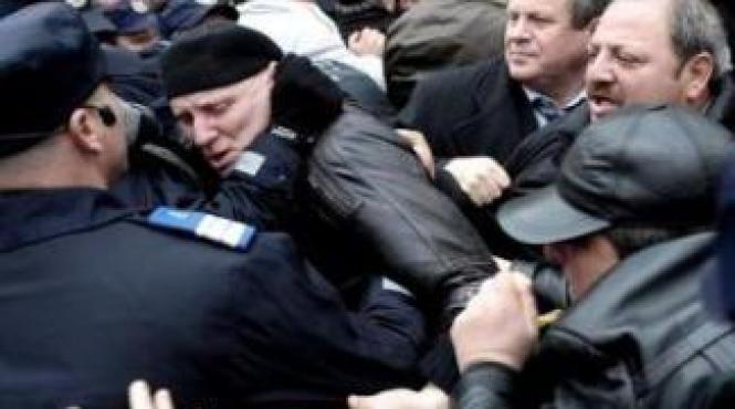 revolutionarii s au imbrancit cu fortele de ordine in piata victoriei