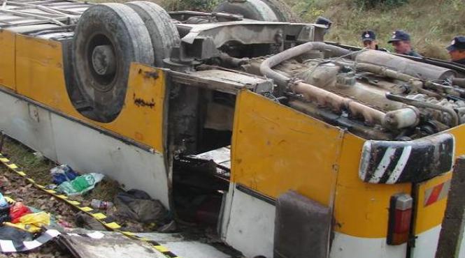 autobuz cu detinuti rasturnat in zona localitatii mircea voda constanta trei persoane au fost ranite