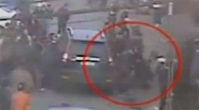 mai multe persoane au ridicat o masina de teren pentru a salva o fetita prinsa dedesubt video