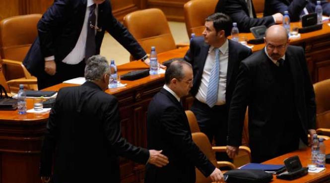 democratia asomata in cateva minute alegerile locale si parlamentare din 2012 comasate rapid de premierul boc