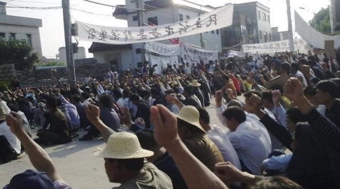 revolta fara precedent in china un orasel de 10 000 de locuitori a alungat toate oficialitatile si s a baricadat video