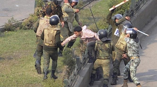 noi confruntari violente in piata tahrir din cairo cel putin sapte morti si sute de raniti