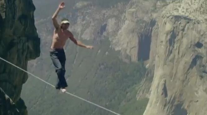 incredibila echilibristica un american de 40 de ani traverseaza un hau de 1 kilometru pe coarda fara asigurare