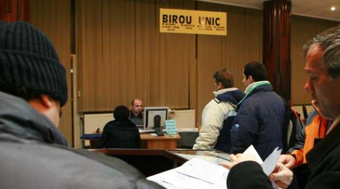 cresc impozitele in 2012 romanii au primit un cadou otravit din partea guvernului