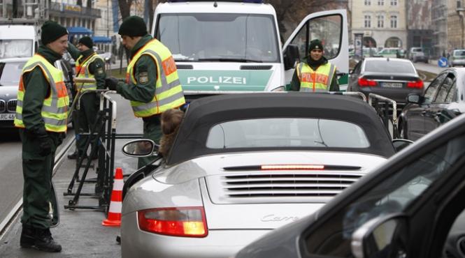 nemtii acuzati ca li se fura prea usor masinile