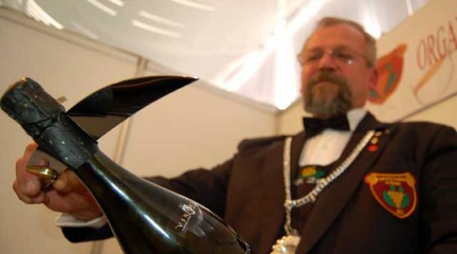 omul potrivit la frapiera potrivita alege vinurile ce urmeaza a fi baute la masa