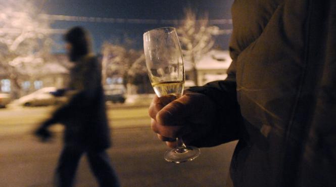 urinari in public batai si gratare in gradina blocului cu ce s a mai confruntat politia locala in noaptea de anul nou