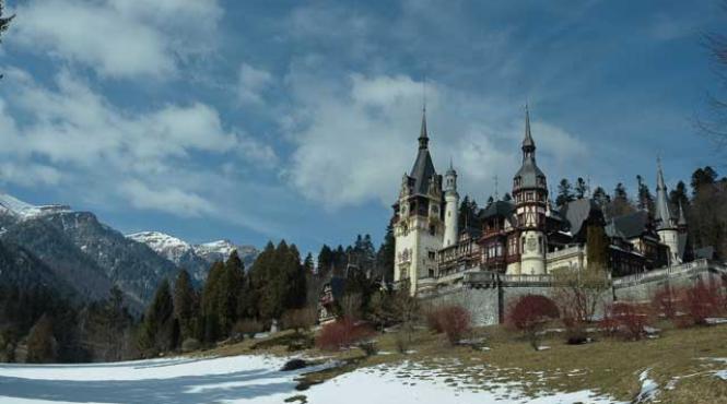 vizite virtuale prin muzeele romaniei peles pelisor muzeul taranului roman sau muzeul astra sibiu pot fi explorate si din fata calculatorului