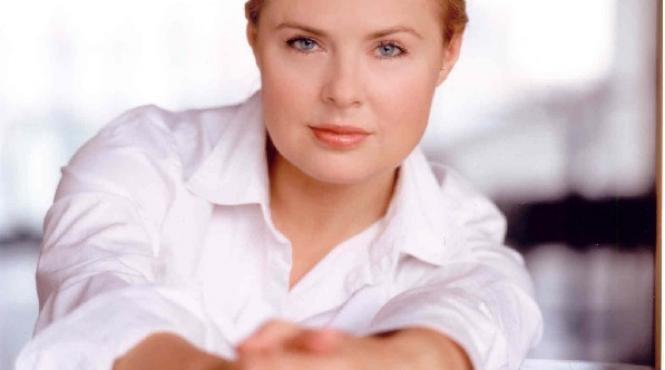 o romanca a fost aleasa sa cante noul imn national al austriei video