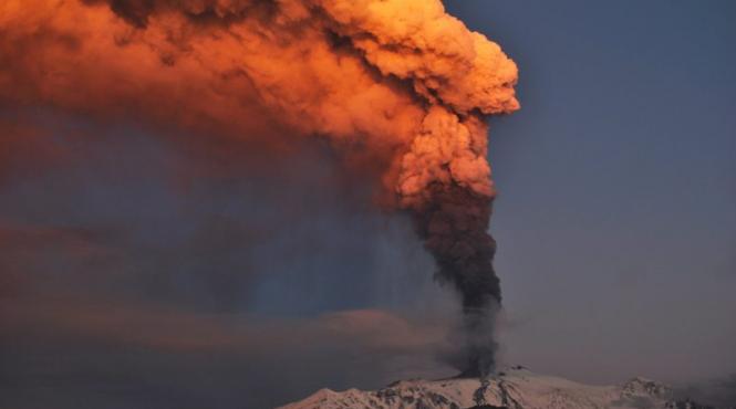 spectacol incandescent in sicilia etna a erupt din nou video