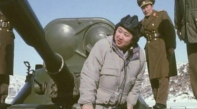 kim jong un calare pe un tanc de ziua sa noul lider de la phenian considerat geniul geniilor in strategie militara