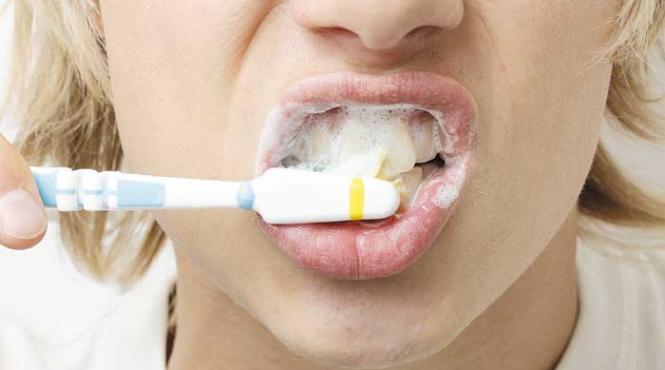 de ce cad dintii in chiuveta