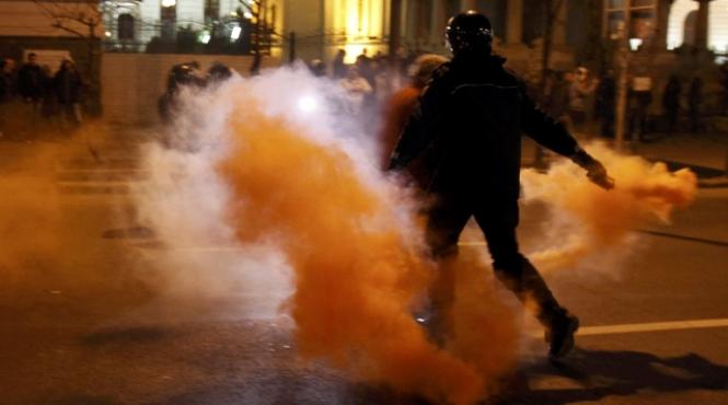 confruntarile dintre jandarmi si grupurile de protestatari s au raspandit in tot centrul bucurestiului