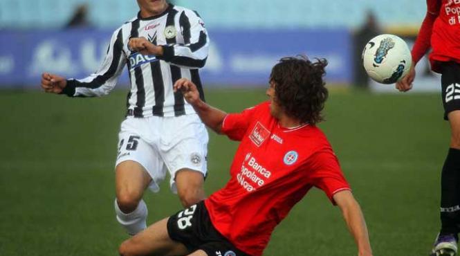 torje pus la zid de becali