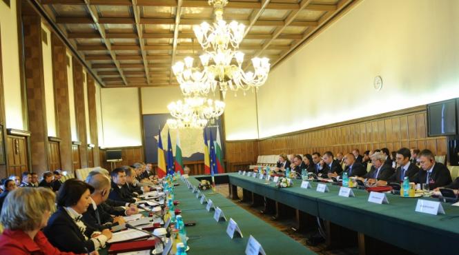 ministrul sanatatii si cel de interne au venit la guvern unde liderii coalitiei sunt in sedinta