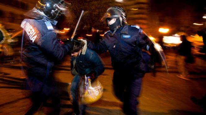 jurnalisti de la mediafax si jurnalul national cotonogiti de un scutier furios video