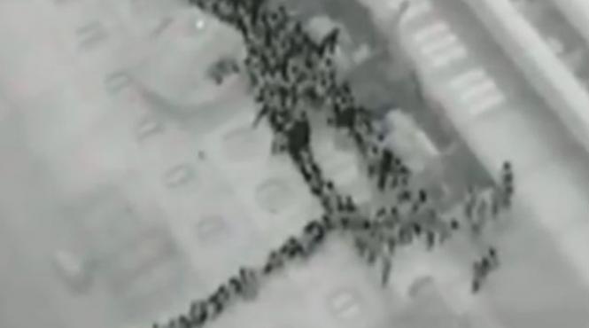 video pasagerii ingroziti asteapta pe nava rasturnata concordia sa coboare la barcile de salvare pe o singura franghie