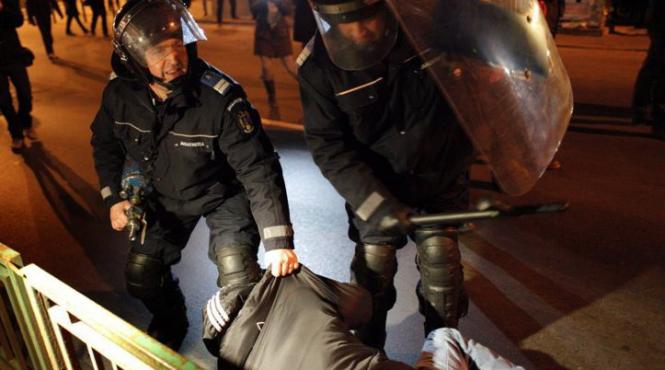 apador ch jandarmii nu au dreptul de a lovi persoane protestatarii bruscati sa faca plangere vezi ce trebuie sa faci daca ai fost lovit de fortele de ordine