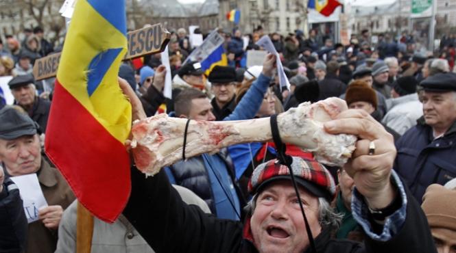 proteste in bucuresti ziua 6 sute de oameni s au strans in piata universitatii ministrul de interne traian igas a fost langa protestatari cateva minute live text