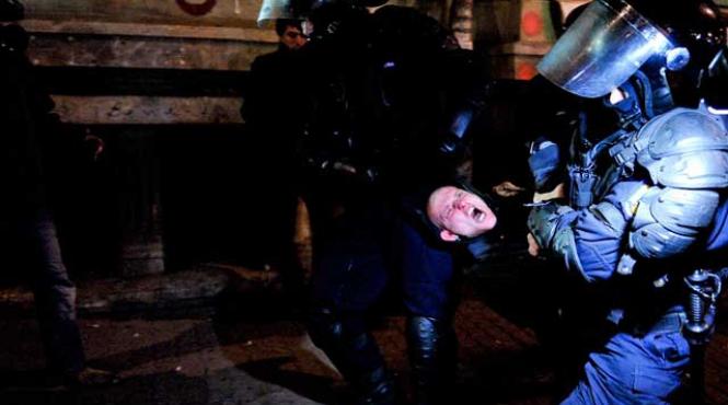 trupele speciale castiga marea batalie cu cetatenii la universitate in colt nu mai bate ceasul ci jandarmul