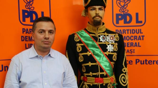 a fost creata uniforma domnitorului alexandru ioan cuza dupa modelul din tablourile oficiale