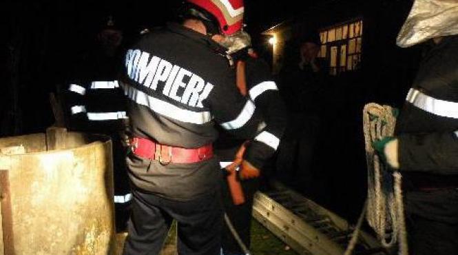 un barbat a cazut intr o fantana adanca de 30 de metri pompierii incearca sa l salveze