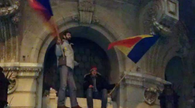 bursierii universitatii bucuresti nu si au luat banii dar rectorul mircea dumitru a avut grija sa interzica webcam ul jurnalului national de pe cladirea institutiei