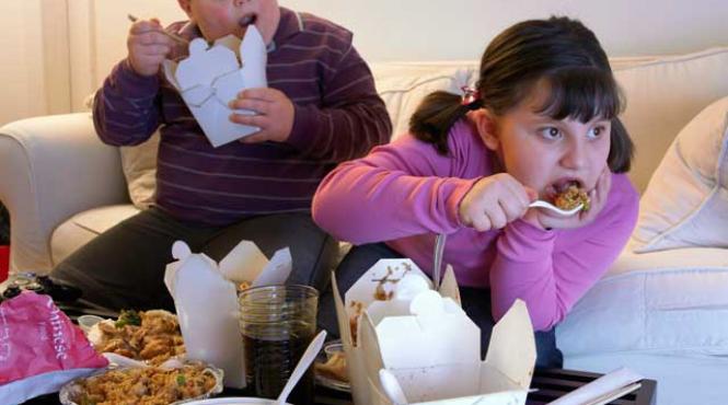 copiii crescuti cu regimul pizza bauturi carbogazoase dulci sunt obezii de maine