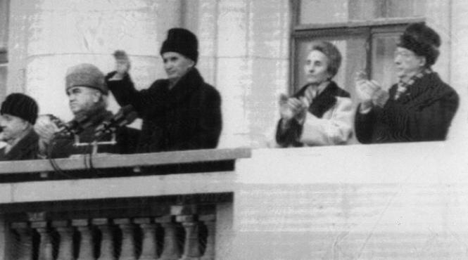 mai da le o suta de lei nicule adevar sau legenda vezi ce spun iliescu roman dinescu despre celebra scena de la balconul cc video