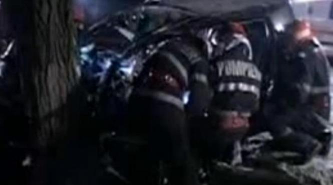 accident grav in vaslui sase persoane au murit dupa ce masina in care se aflau a intrat intr un pom