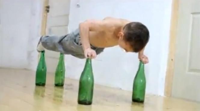 copilul atlet minune giuliano stroe mai doboara un record mondial cele mai multe flotari pe sticle video