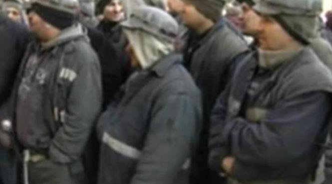 sute de mineri protesteaza in curtea sediului cnh petrosani ei ameninta ca vor veni in bucuresti