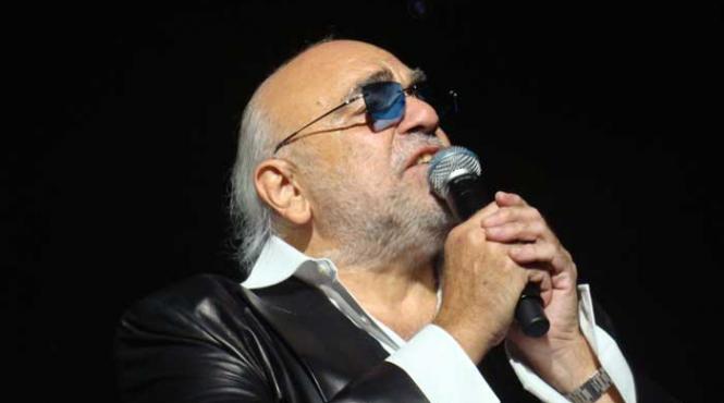 in aprilie demis roussos miniturneu in romania