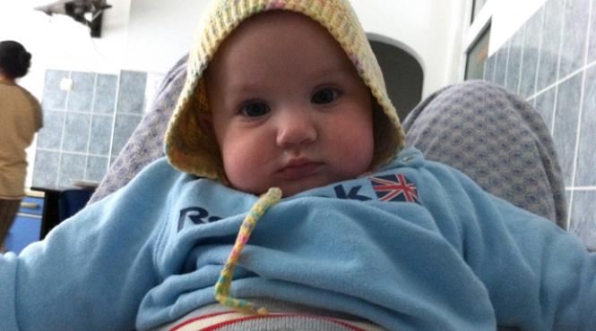in urma anchetei jurnalului national copilul fata abandonat de sase luni in spital a ajuns in sfarsit in grija unui asistent maternal