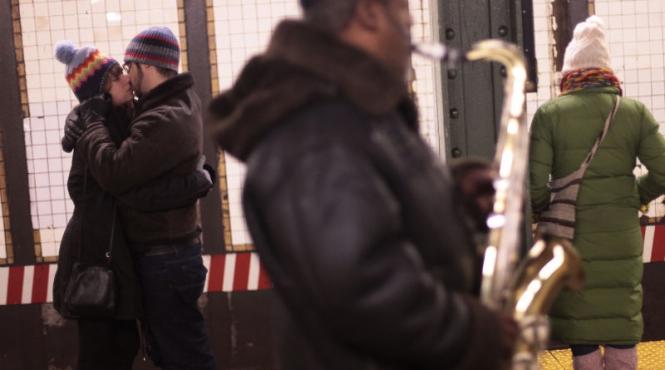 un roman si o bulgaroaica simulau saruturi in metroul din roma pentru a jefui calatorii