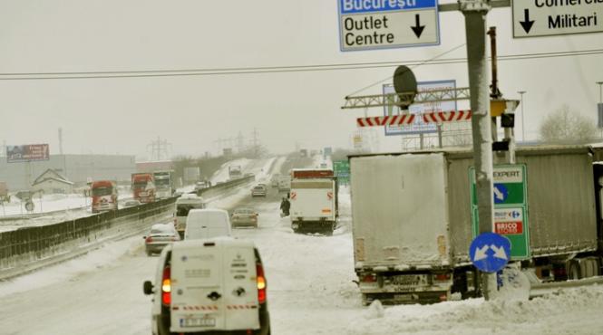 zeci de drumuri blocate din cauza poleiului si a zapezii vezi situatia traficului