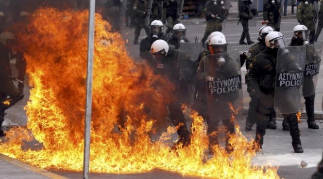 proteste violente la atena mii de greci protesteaza fata de noile masuri de austeritate video