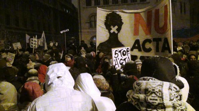 doua mii de romani au protestat in bucuresti impotriva acta la piata universitatii video