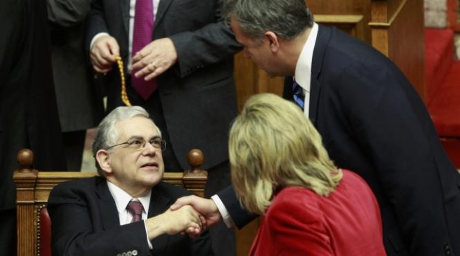 parlamentul greciei a adoptat aseara programul economic de austeritate care permite mentinerea tarii in zona euro