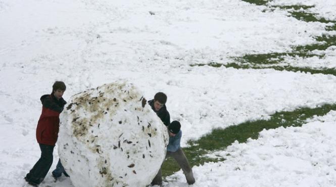 un bulgare de zapada imens a fost pus in mijlocul unei intersectii dintr un oras bulgar