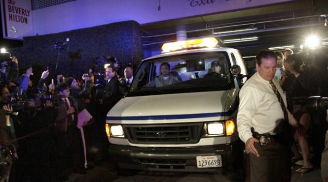 medicii cantaretei whitney houston vor fi interogati de politia americana