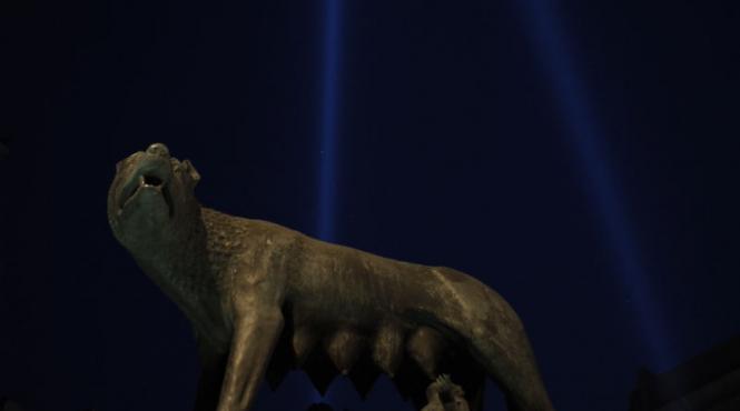 politia locala a prins un tanar in timp ce poza dezbracat langa statuia lupoaicei din bucuresti