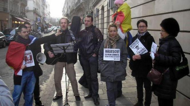 inca un week end de proteste in fata ambasadei romaniei din paris