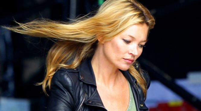 kate moss sufera din cauza unei paralizii temporare la nivelul bratului drept