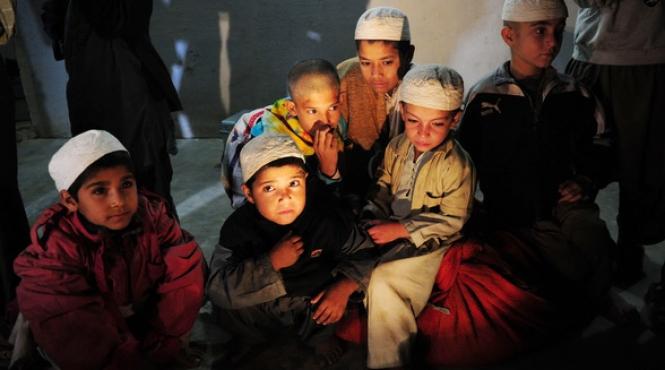 zeci de copii au fost salvati din mainile talibanilor inainte de a fi antrenati sa devina kamikaze