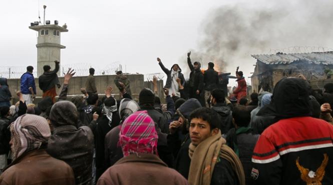 comandantul trupelor nato din afganistan isi cere scuze cu umilinta si salutand in araba pentru ofensa adusa prin distrugerea coranului video