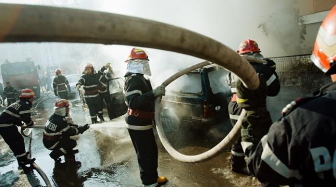 incendiu la un camin de nefamilisti din zona liceului mircea eliade un barbat are arsuri pe 90 din corp