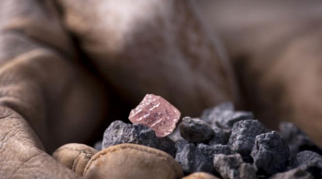 vezi cum arata cel mai mare diamant roz descoperit in australia