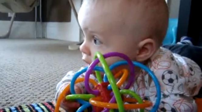 un bebelus invata sa muste de la cainele familiei vezi videoclipul vazut de mii de oameni in cateva zile