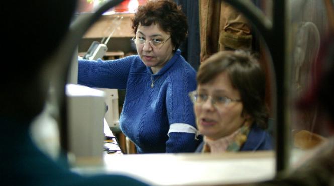 aproape o treime din functionarii publici romani au peste 50 de ani